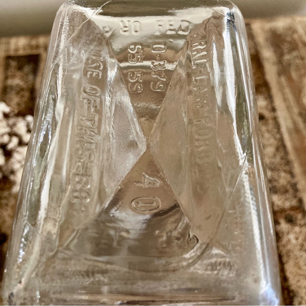 Mid-Century Glass Decanter with Diamond Pattern - Picture 11 of 14